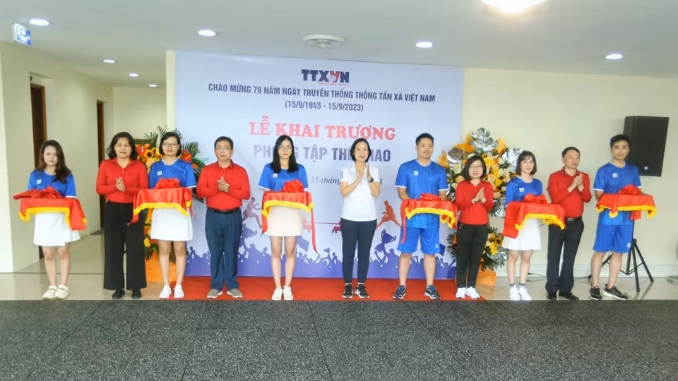Các đại biểu cắt băng khai trương phòng tập thể thao TTXVN. (Ảnh: Tuấn Đức/TTXVN)