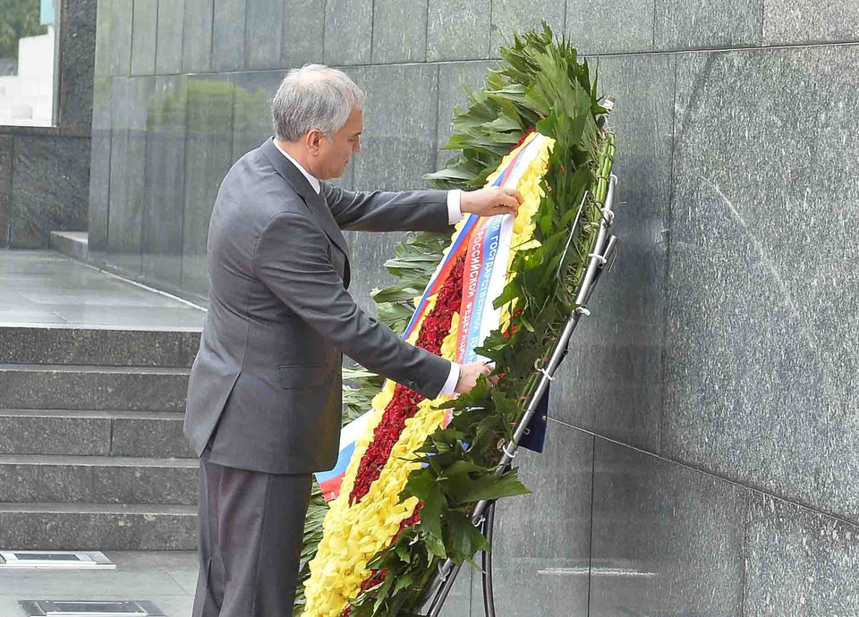 Chủ tịch Duma Quốc gia Quốc hội Liên bang Nga Vyacheslav Victorovich Volodin đặt vòng hoa tại Lăng Chủ tịch Hồ Chí Minh. (Ảnh: Minh Đức/TTXVN)
