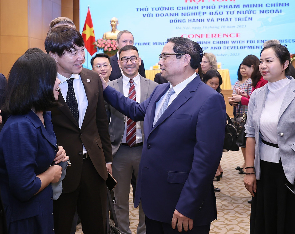 Thủ tướng Phạm Minh Chính với các doanh nghiệp đầu tư nước ngoài. (Ảnh: Dương Giang/TTXVN)