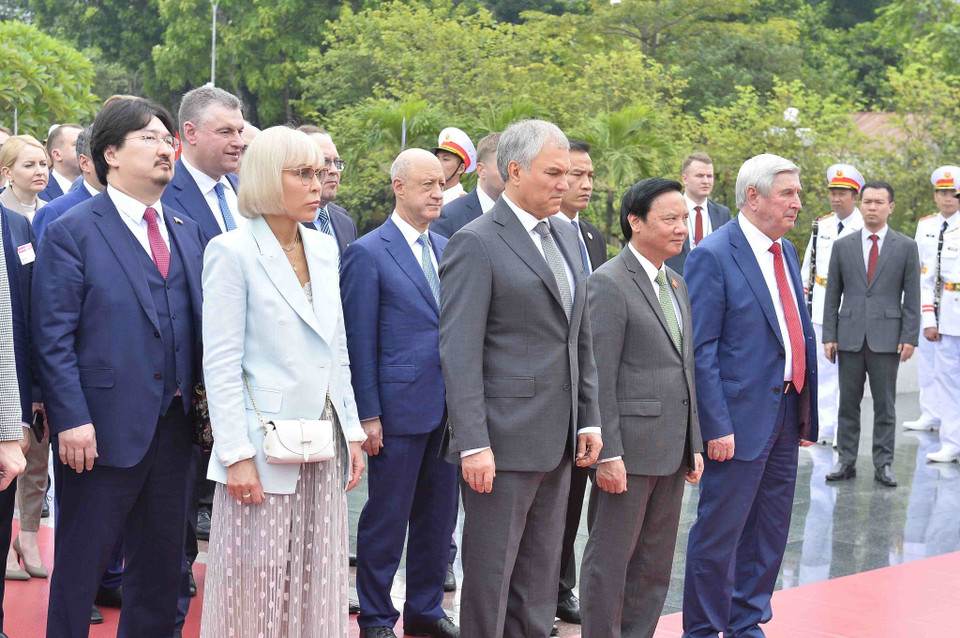 Chủ tịch Duma Quốc gia Quốc hội Liên bang Nga Vyacheslav Victorovich Volodin thành kính tưởng niệm các Anh hùng liệt sỹ. (Ảnh: Minh Đức/TTXVN)