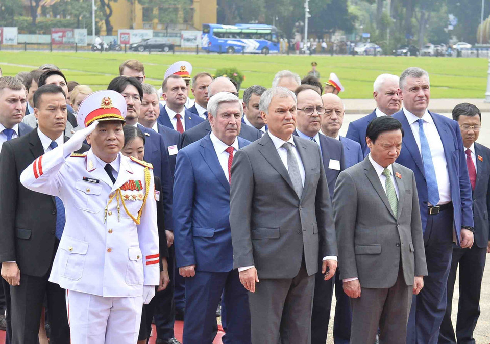 Chủ tịch Duma Quốc gia Quốc hội Liên bang Nga Vyacheslav Victorovich Volodin thành kính tưởng nhớ Chủ tịch Hồ Chí Minh. (Ảnh: Minh Đức/TTXVN)