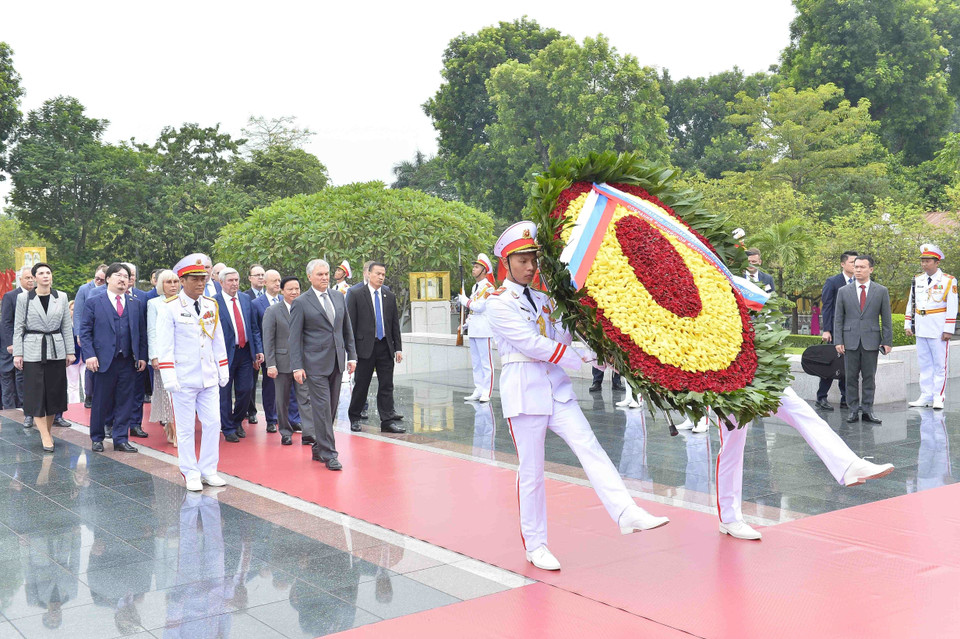Chủ tịch Duma Quốc gia Quốc hội Liên bang Nga Vyacheslav Victorovich Volodin đặt vòng hoa tại Đài tưởng niệm các Anh hùng liệt sỹ. (Ảnh: Minh Đức/TTXVN)
