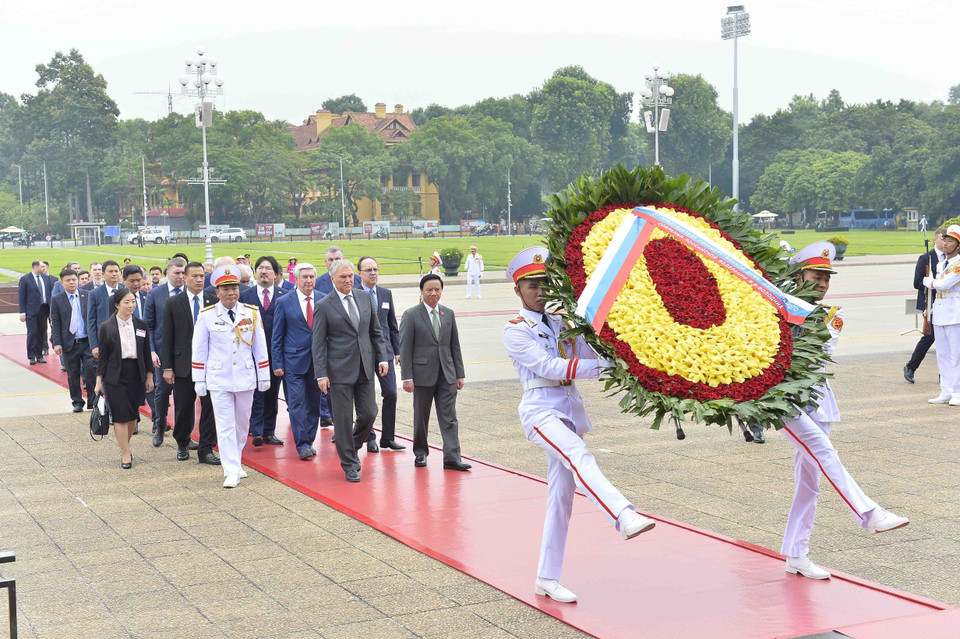 Trước đó, Chủ tịch Duma Quốc gia Quốc hội Liên bang Nga Vyacheslav Victorovich Volodin đặt vòng hoa và vào Lăng viếng Chủ tịch Hồ Chí Minh. (Ảnh: Minh Đức/TTXVN)