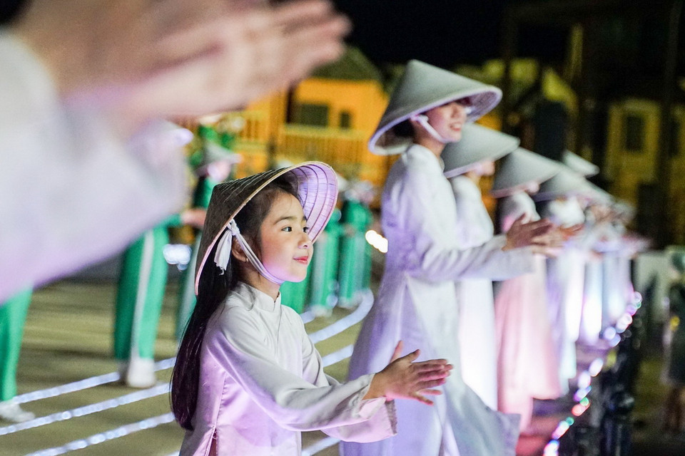 Một diễn viên nhí trong chương trình "Ký ức Hội An." (Ảnh: Khánh Hòa/TTXVN)