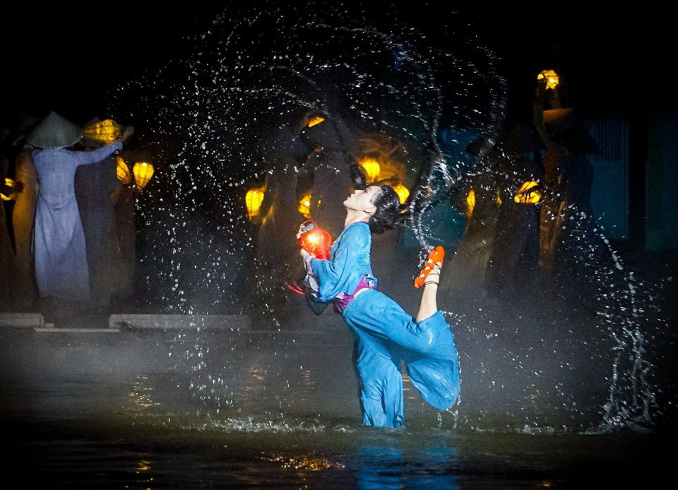 Khung cảnh vùng đất Hội An thế kỷ 16, với hình ảnh người con gái đêm đêm thả đèn hoa đăng trên sông Hoài nguyện cầu người yêu đi biển sớm trở về. (Ảnh: Khánh Hòa/TTXVN)