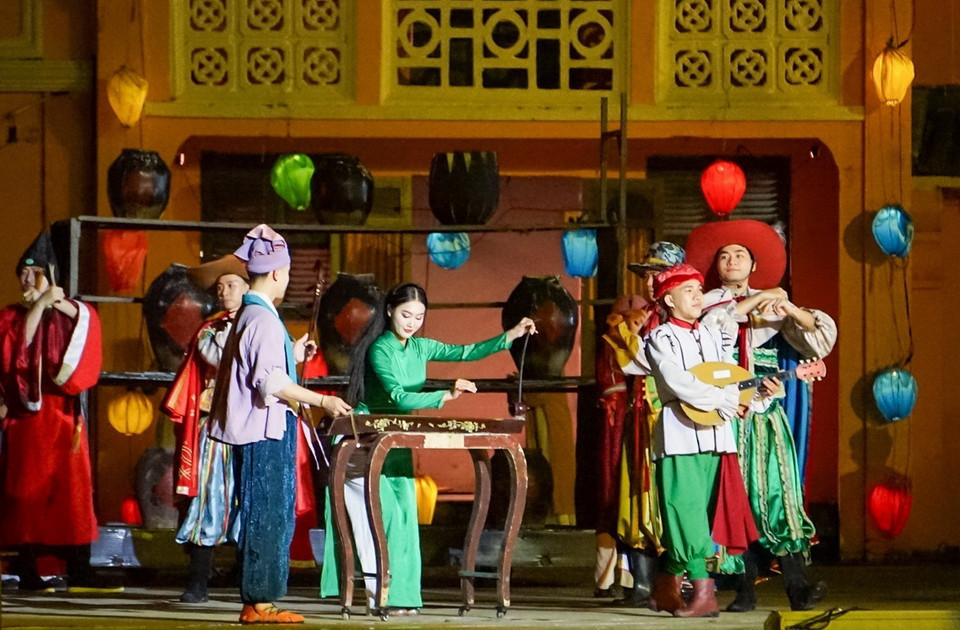 Tái hiện cảnh họp chợ bên bến cảng Faifo năm xưa, nơi các nền văn hóa Việt, Nhật, Trung, Ấn... cùng hòa quyện và thăng hoa phát triển, làm nên thương cảng sầm uất vào thế kỷ 16-19. (Ảnh: Khánh Hòa/TTXVN)