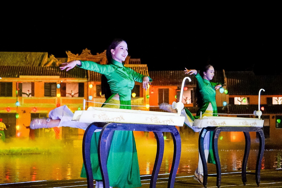 Ký ức Hội An - chương trình nghệ thuật thực cảnh đầy màu sắc, trên sân khấu ngoài trời rộng 25.000m2 với gần 500 diễn viên biểu diễn, sử dụng nhiều ngôn ngữ nghệ thuật. (Ảnh: Khánh Hòa/TTXVN)