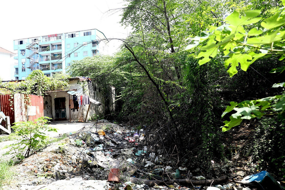 Tốc độ đô thị hóa cùng việc quản lý thiếu chặt chẽ, chưa đồng bộ khiến nhiều cống nổi chưa bê tông hóa bị vùi lấp. (Ảnh: Huy Hùng/TTXVN)