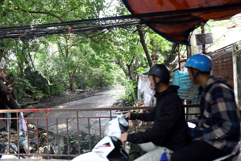 Nhiều đoạn kênh thoát nước ở nội thành Hà Nội chưa được đầu tư đồng bộ, vẫn để tình trạng xả rác thải sinh hoạt và vật liệu xây dựng bừa bãi. (Ảnh: Huy Hùng/TTXVN)