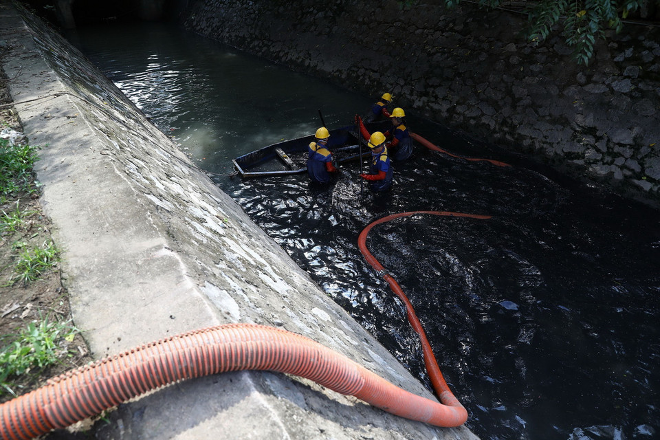 Lòng kênh mương tại Hà Nội vẫn thường xuyên được nạo vét vì lượng rác thải và bùn đất trong quá trình đô thị hóa tích tụ, nhưng dường như vẫn chưa đủ sức để giải quyết bài toán chung về thoát nước. (Ảnh: Huy Hùng/TTXVN)