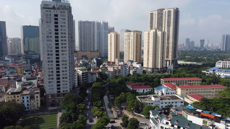 Việc thi công các công trình giữa nội đô cũng gây khó khăn cho thoát nước khi có mưa lớn. (Ảnh: Huy Hùng/TTXVN)