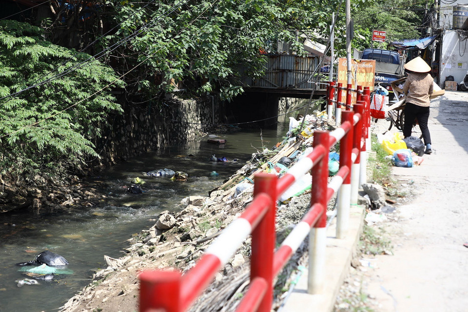 Nhiều đoạn cống trong nội thành bị rác thải làm hạn chế dòng chảy. (Ảnh: Huy Hùng/TTXVN)