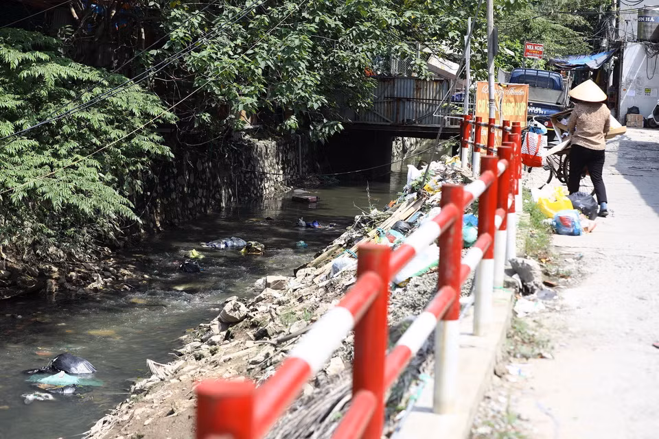 Nhiều đoạn cống trong nội thành bị rác thải làm hạn chế dòng chảy. (Ảnh: Huy Hùng/TTXVN)