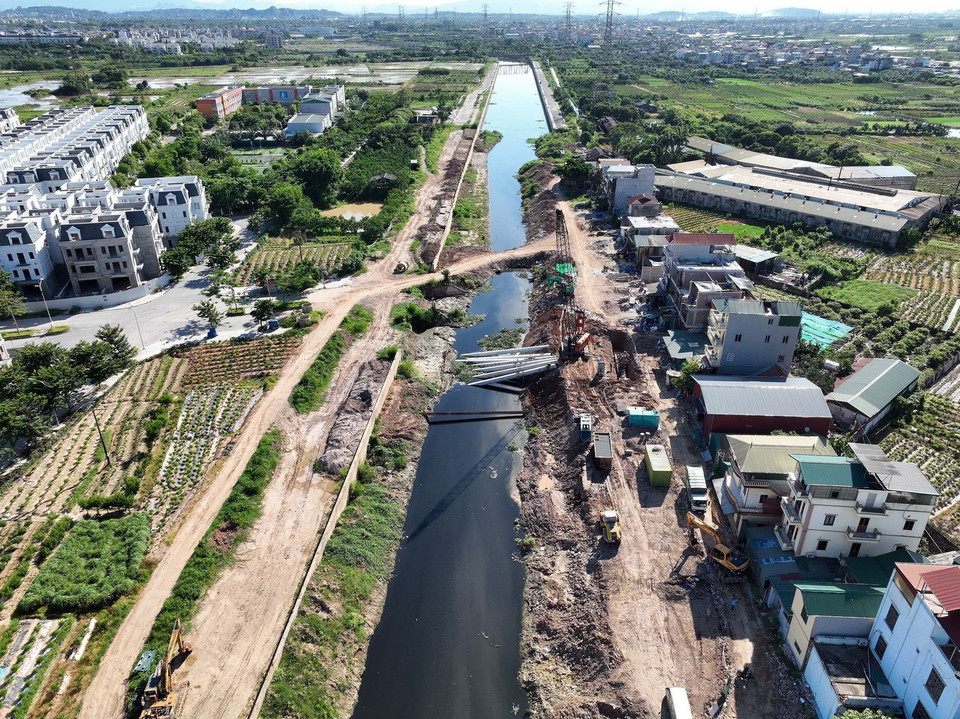 Kênh dẫn nước về trạm bơm Yên Nghĩa vẫn đang trong quá trình thi công để dẫn nước về trạm bơm. (Ảnh: Huy Hùng/TTXVN)