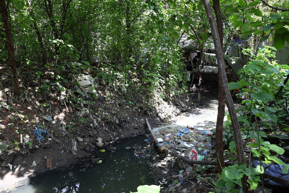 Nhiều đoạn cống trên địa bàn các quận nội thành chưa được đầu tư xây dựng, dẫn đến tình trạng rác thải gây tắc. (Ảnh: Huy Hùng/TTXVN)