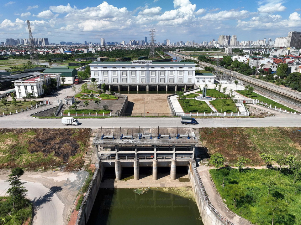 Do kênh La Khê chưa hoàn thiện nên lượng nước đổ về chưa đáp ứng nhu cầu vận hành 10 tổ máy ở trạm bơm tiêu Yên Nghĩa, quận Hà Đông, khiến nhiều nơi ở khu vực phía Tây Hà Nội bị ngập úng khi xảy ra mưa lớn. (Ảnh: Huy Hùng/TTXVN)