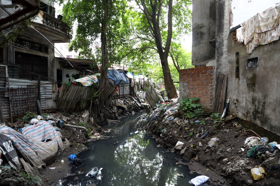 Một đoạn cống nổi trên địa bàn quận Ba Đình bị thu hẹp dòng chảy đến mức cư dân nơi đây phải thốt lên "cống thế này mà thoát được nước khi mưa lớn mới là chuyện lạ?!." (Ảnh: Huy Hùng/TTXVN)