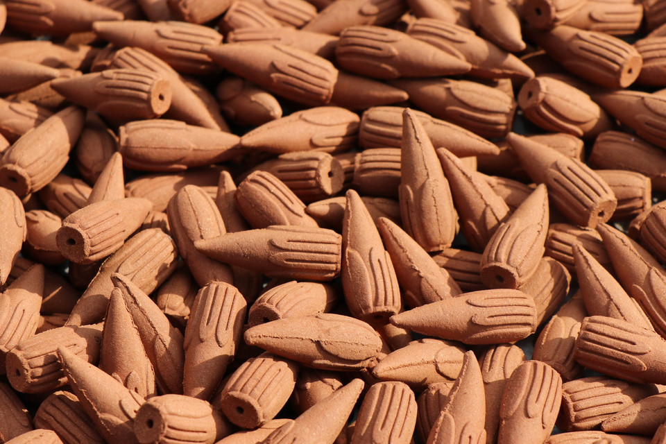 Nhang nụ quế, một trong những sản phẩm được chế biến từ quế. (Ảnh: Phạm Cường/TTXVN)