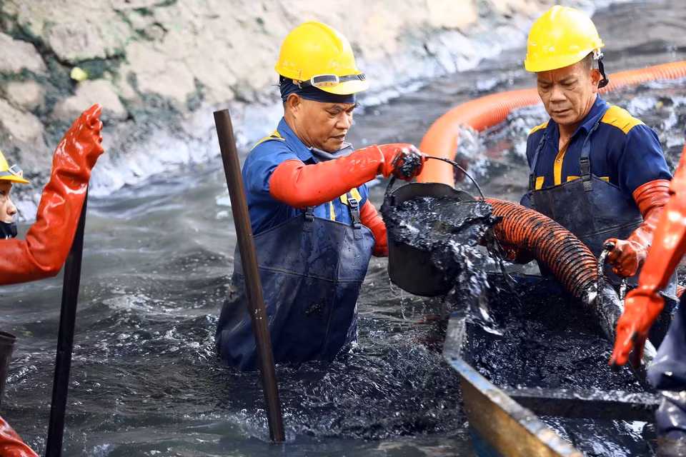 Công nhân Xí nghiệp Thoát nước số 2 Hà Nội nạo vét đoạn kênh chảy qua phố Nguyễn Chánh, quận Cầu Giấy. (Ảnh: Huy Hùng/TTXVN)