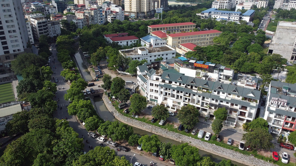 Một đoạn kênh nổi trên địa bàn phường Trung Hòa, quận Cầu Giấy đã được cống hóa. (Ảnh: Huy Hùng/TTXVN)