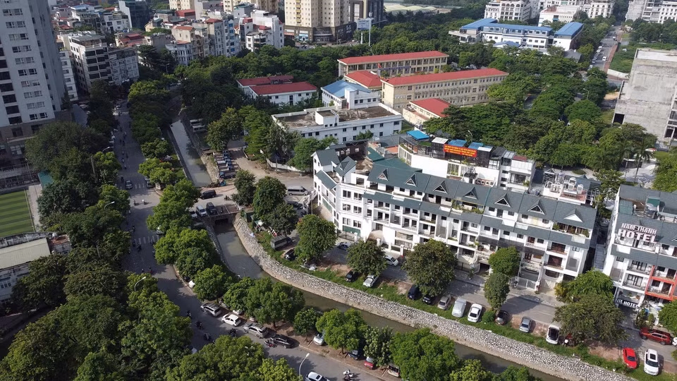 Một đoạn kênh nổi trên địa bàn phường Trung Hòa, quận Cầu Giấy đã được cống hóa. (Ảnh: Huy Hùng/TTXVN)