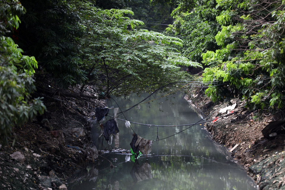 Một đoạn kênh trên địa bàn quận Cầu Giấy bị rác thải bủa vây. (Ảnh: Huy Hùng/TTXVN)