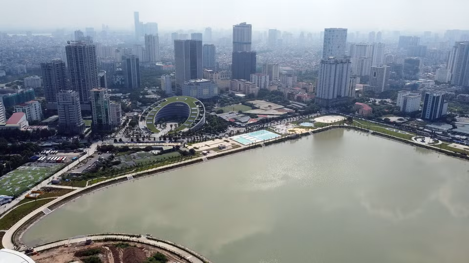 Hồ điều hòa Yên Hòa, quận Cầu Giấy có tổng diện tích gần 32ha, nằm tại khu vực giao cắt giữa đường Dương Đình Nghệ và đường Phạm Hùng. (Ảnh: Huy Hùng/TTXVN)