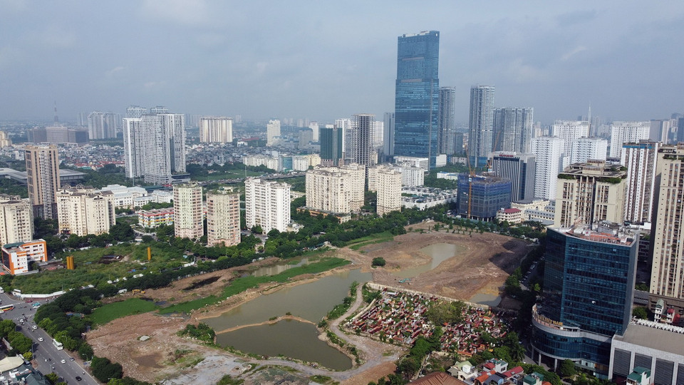 Hồ điều hòa Nam Trung Yên trên địa bàn quận Cầu Giấy vẫn đang trong quá trình xây dựng. (Ảnh: Huy Hùng/TTXVN)