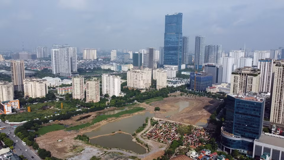 Hồ điều hòa Nam Trung Yên trên địa bàn quận Cầu Giấy vẫn đang trong quá trình xây dựng. (Ảnh: Huy Hùng/TTXVN)