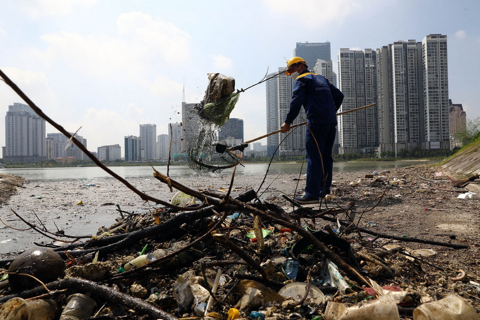 Rác thải sinh hoạt ngày càng nhiều, chắn lấp tại nhiều miệng cống. (Ảnh: Huy Hùng/TTXVN)