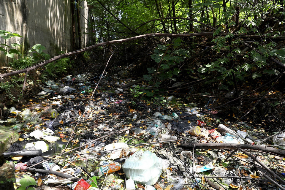 Một đoạn kênh nổi trên địa bàn phường Yên Hòa, quận Cầu Giấy, bị rác thải sinh hoạt vùi lấp kín, không còn nhận ra đây là kênh. (Ảnh: Huy Hùng/TTXVN)