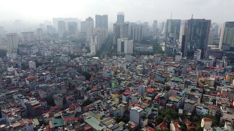 Tỷ lệ bêtông hóa ngày càng lớn, nước không thấm được xuống đất phải đổ về chỗ trũng, hình thành những điểm ngập úng trong nội đô. (Ảnh: Huy Hùng/TTXVN)