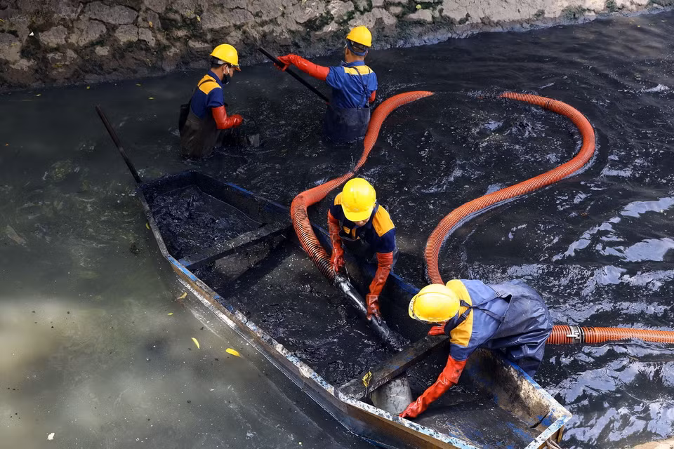 Nạo vét kênh trên địa bàn phường Trung Hòa, quận Cầu Giấy. (Ảnh: Huy Hùng/TTXVN)