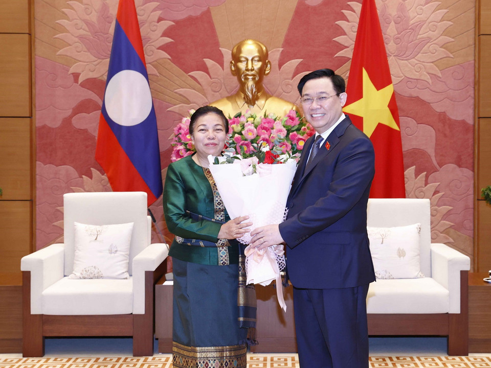 Chủ tịch Quốc hội Vương Đình Huệ tặng hoa Phó Chủ tịch Quốc hội Lào, Chủ tịch Nhóm nghị sỹ hữu nghị Lào-Việt Nam Sounthon Xayachak. (Ảnh: Doãn Tấn/TTXVN)
