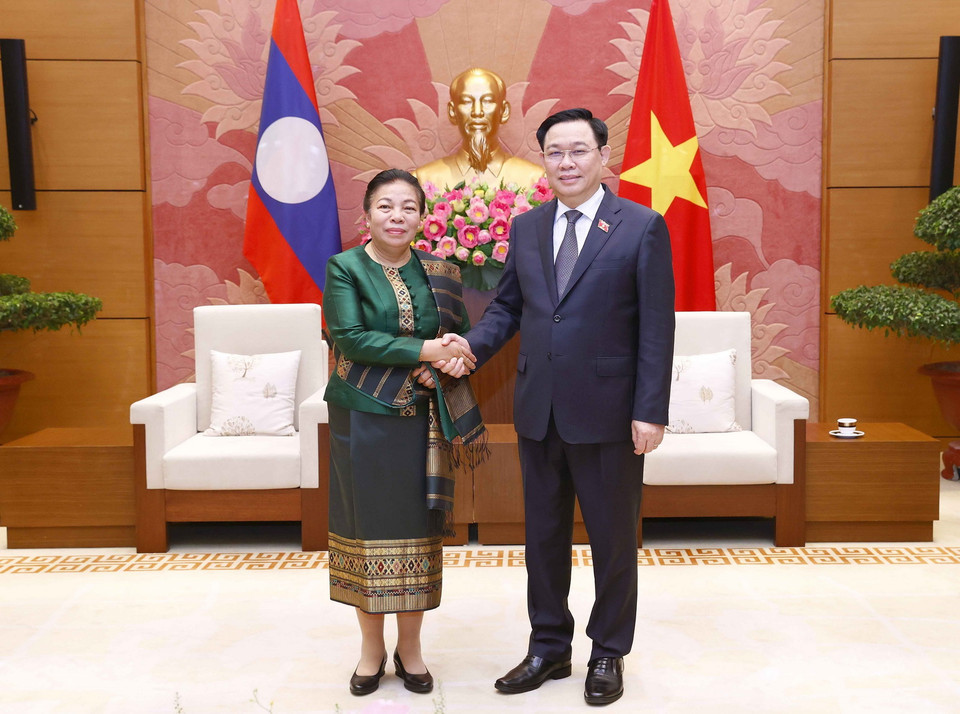 Chiều 20/7, tại Nhà Quốc hội, Chủ tịch Quốc hội Vương Đình Huệ tiếp Phó Chủ tịch Quốc hội Lào, Chủ tịch Nhóm nghị sỹ hữu nghị Lào-Việt Nam Sounthon Xayachak. (Ảnh: Doãn Tấn/TTXVN)