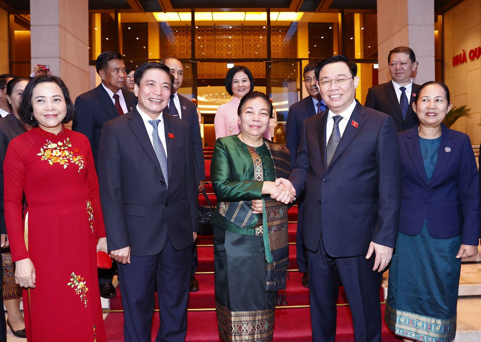 Chủ tịch Quốc hội Vương Đình Huệ với đoàn đại biểu Quốc hội Lào. (Ảnh: Doãn Tấn/TTXVN)