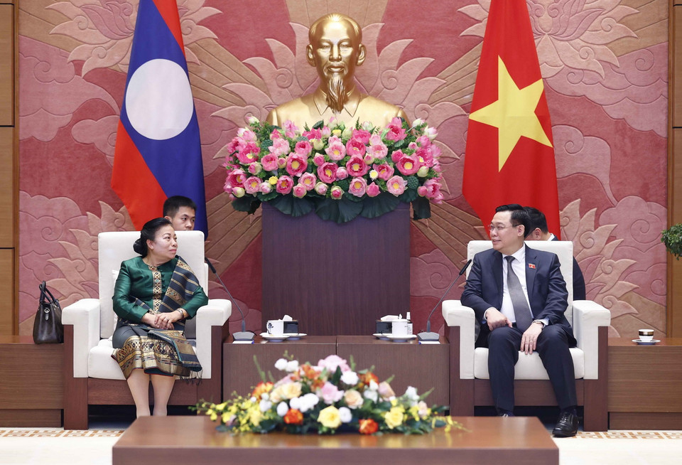 Chủ tịch Quốc hội Vương Đình Huệ trao đổi cùng Phó Chủ tịch Quốc hội Lào, Chủ tịch Nhóm nghị sỹ hữu nghị Lào-Việt Nam Sounthon Xayachak. (Ảnh: Doãn Tấn/TTXVN)