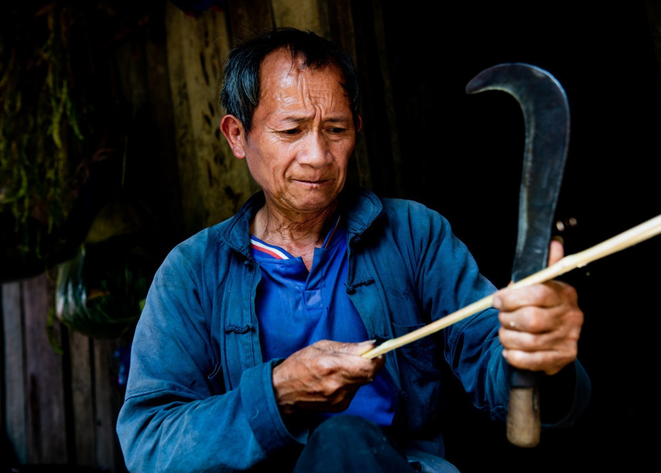Để làm ra được một chiếc quẩy tấu, cần phải trải qua nhiều công đoạn. (Ảnh: Nam Thái/TTXVN)