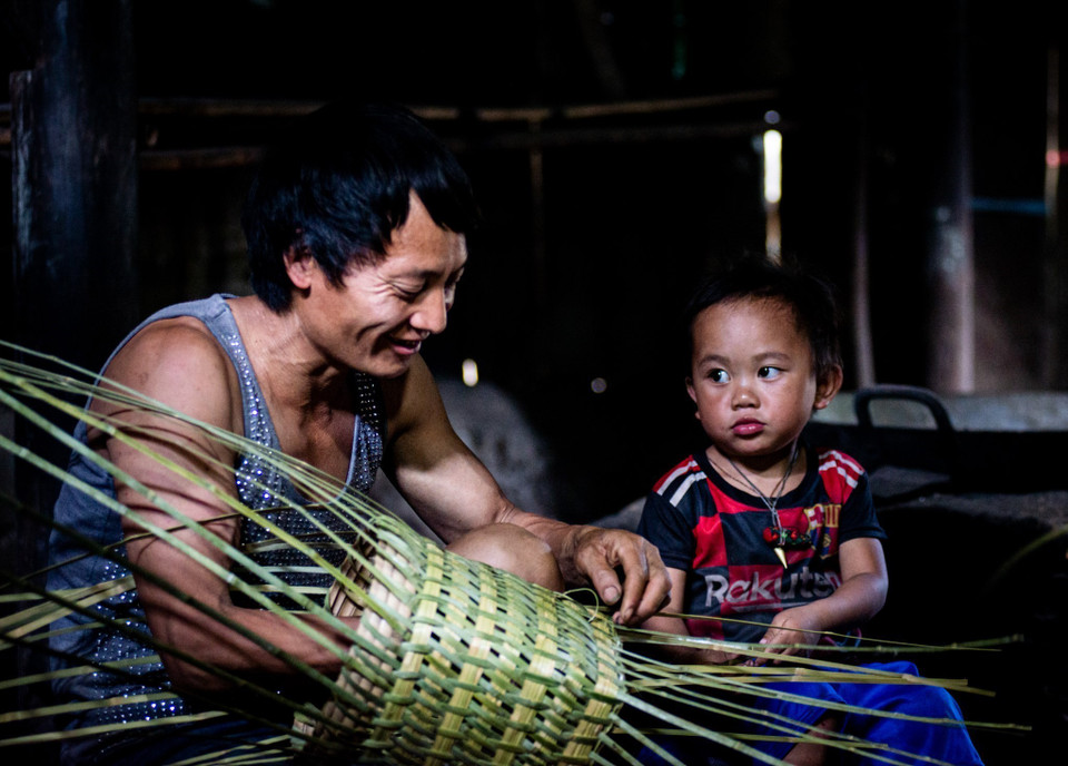 Đan quẩy tấu là việc làm quen thuộc trong đời sống sinh hoạt của người Mông. (Ảnh: Nam Thái/TTXVN)
