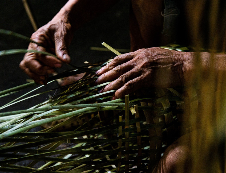 Với địa hình núi dốc hiểm trở, chiếc quẩy tấu trở nên hữu dụng khi trở thành người “bạn” trên lưng, theo chân người Mông những lúc lên nương hay xuống chợ… (Ảnh: Nam Thái/TTXVN)