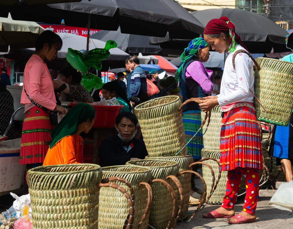 Những chiếc quẩy tấu được bày bán ở chợ phiên. (Ảnh: Nam Thái/TTXVN)