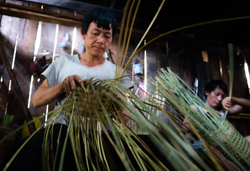 Đối với đồng bào Mông, trong các vật dụng gắn liền với cuộc sống thường ngày, chiếc quẩy tấu (thường được dùng để dụng cụ lao động, đựng đồ, có quai đeo) được xem là vật “bất ly thân.” (Ảnh: Nam Thái/TTXVN) 