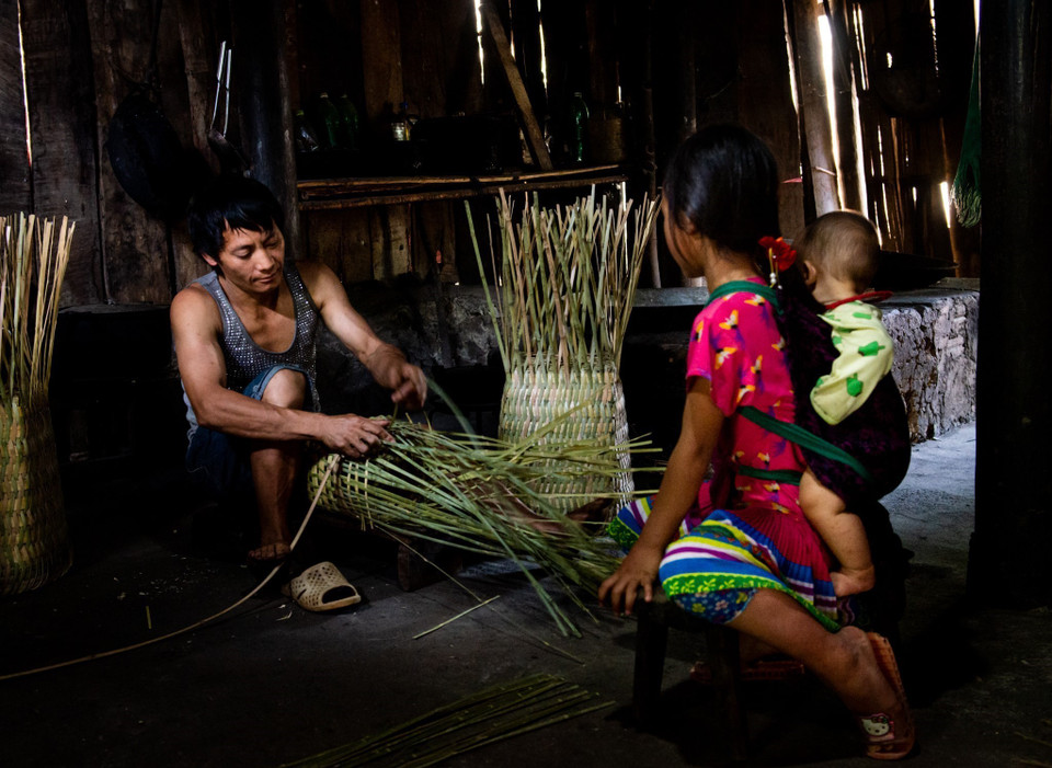 Người dân Mông đan quẩy tấu. (Ảnh: Nam Thái/TTXVN)