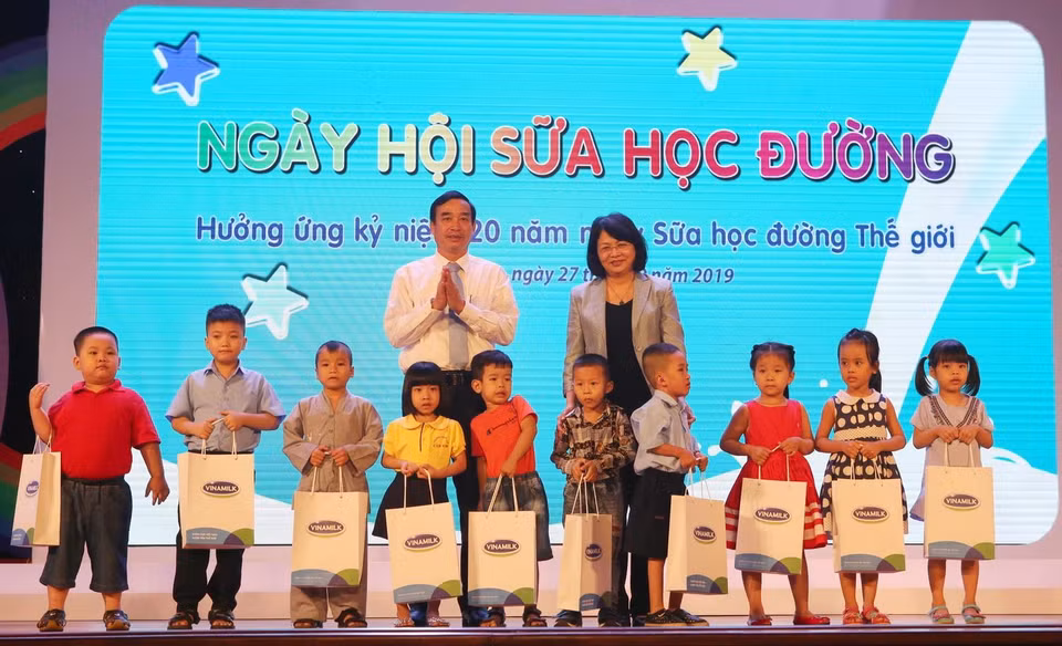 Phó Chủ tịch nước Đặng Thị Ngọc Thịnh cùng đại diện lãnh đạo TP. Đà Nẵng trao tặng học bổng của Ban Tổ chức cho các em mầm non có hoàn cảnh đặc biệt khó khăn. (Nguồn: P.V/Vietnam+)