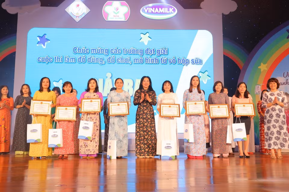 Bà Đặng Thị Cẩm Tú – Trưởng phòng Giáo dục Mầm non, Sở Giáo dục và Đào tạo Đà Nẵng và đại diện Ban Tổ chức trao tặng giấy khen và phần thưởng cho các trường mầm non đạt giải Ba cuộc thi làm đồ dùng, đồ chơi, mô hình từ vỏ hộp sữa. (Nguồn: P.V/Vietnam+)