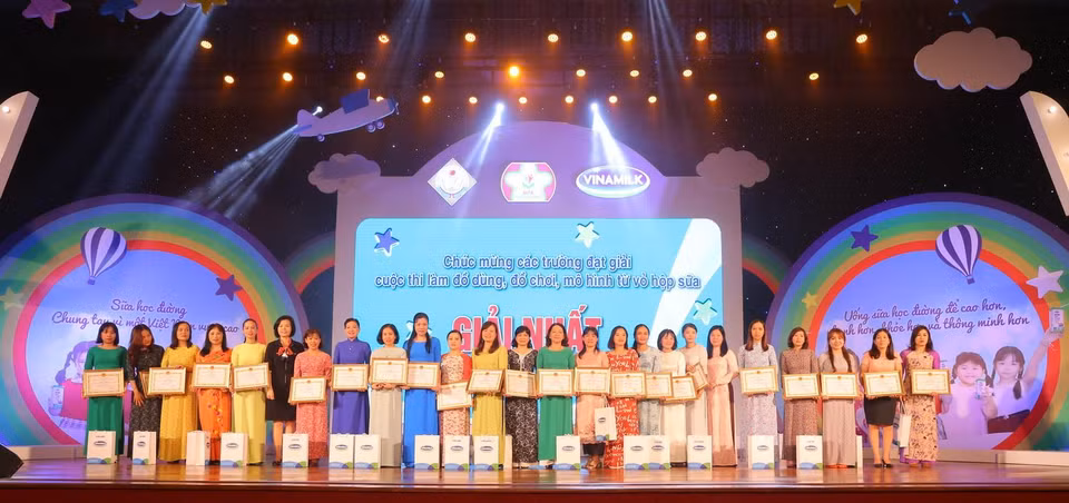 Bà Lê Thị Bích Thuận - Giám đốc Sở Giáo dục và Đào tạo Đà Nẵng và Bà Bùi Thị Hương - Giám đốc Điều hành Vinamilk trao tặng giấy khen và phần thưởng cho các trường mầm non có thành tích xuất sắc trong cuộc thi làm đồ dùng, đồ chơi, mô hình từ vỏ hộp sữa. (Nguồn: P.V/Vietnam+)