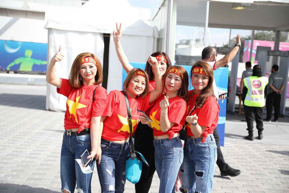 Các nữ cổ động viên có mặt tại UAE cổ vũ cho thầy trò huấn luyện viên Park Hang-seo. (Ảnh: Hoàng Linh/TTXVN)