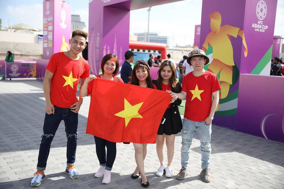 Cổ động viên Việt Nam có mặt trước sân vận động Rashid Al-Maktoum Stadium cổ vũ cho đội tuyển Việt Nam. (Ảnh: Hoàng Linh/TTXVN)