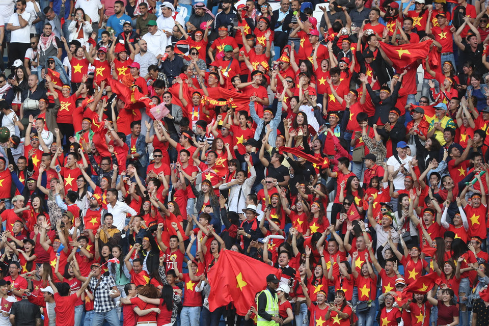 Niềm vui vỡ òa của các cổ động viên Việt Nam sau khi Công Phượng ghi bàn vào lưới tuyển Jordan, cân bằng tỷ số 1-1 cho đội nhà. (Nguồn: AFP/TTXVN)