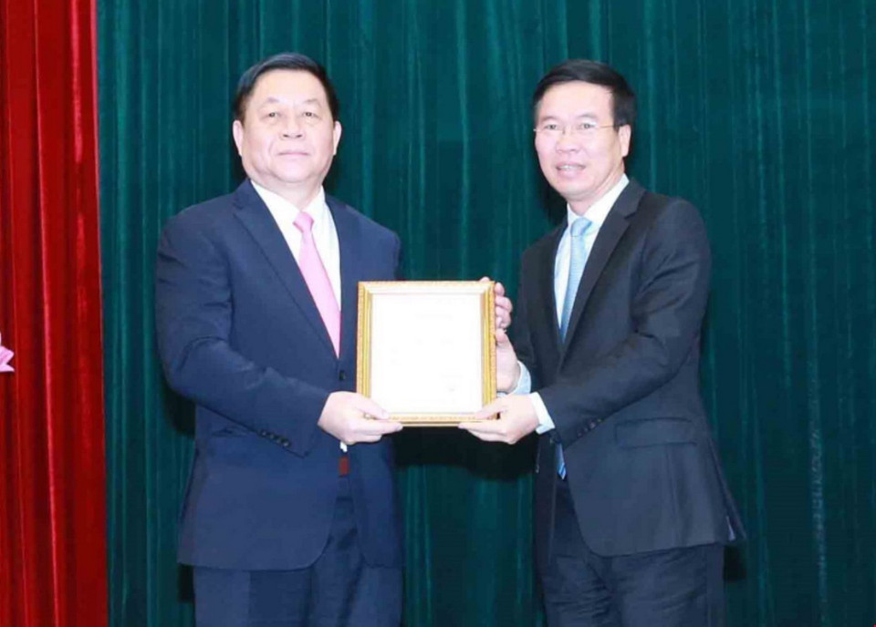 Ủy viên Bộ Chính trị, Thường trực Ban Bí thư Võ Văn Thưởng trao Quyết định số 06-QĐNS/TƯ ngày 18/2/2021 của Bộ Chính trị cho ông Nguyễn Trọng Nghĩa. (Ảnh: Phương Hoa/TTXVN)